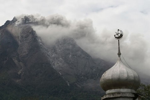 Jenazah korban semburan awan panas itu dijemput oleh pihak keluarga sejak pagi untuk dimakamkan di kampung halaman. /bisnis.com